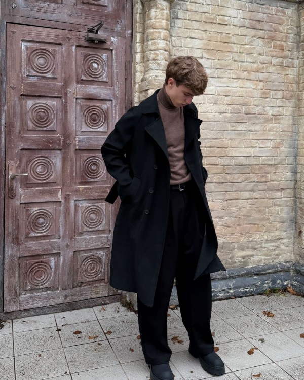 Лаконічне чоловіче пальто з двобортною застібкою та поясом modern classic 