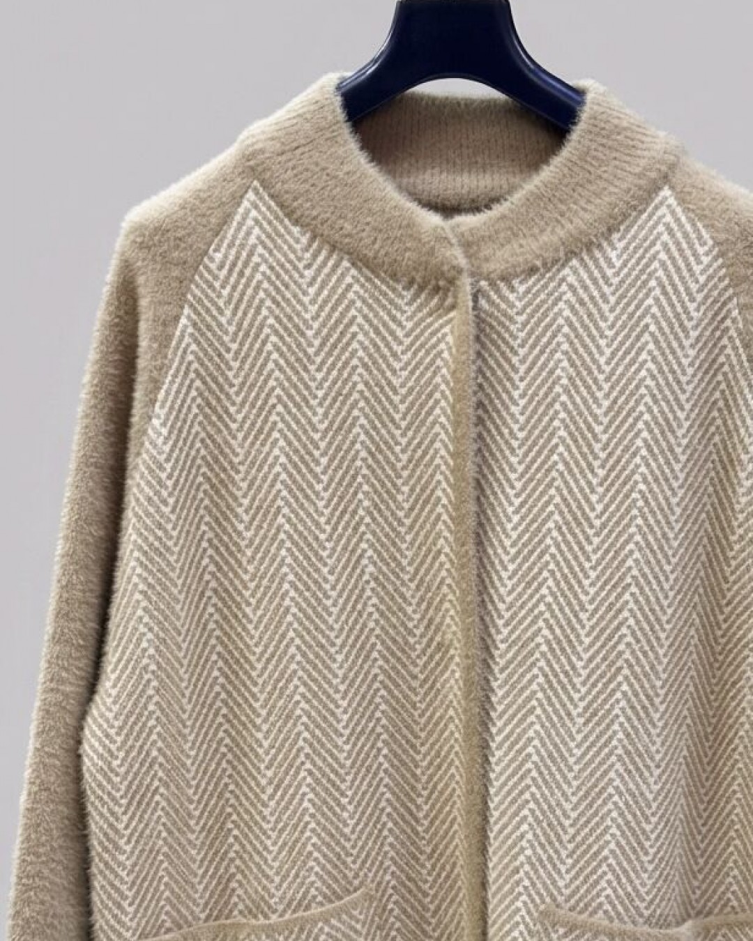 Жіночий кардиган на кнопках з накладними кишенями elegant cardigan  -  Зображення 1