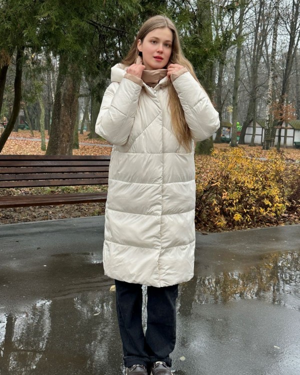 Стильне зимове пальто молочного кольору