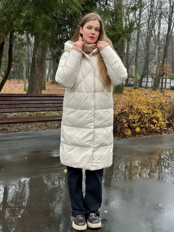 Стильне зимове пальто молочного кольору