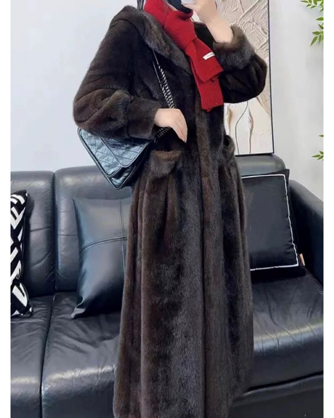 Стильна шуба з капюшоном у благородному коричневому відтінку