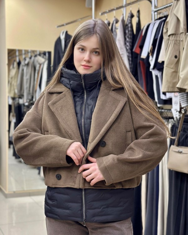 Стильне укорочене пальто з жилеткою знизу