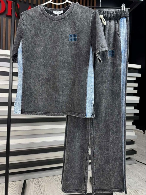 Стильний костюм daily suit з футболкою та прямими штанами 