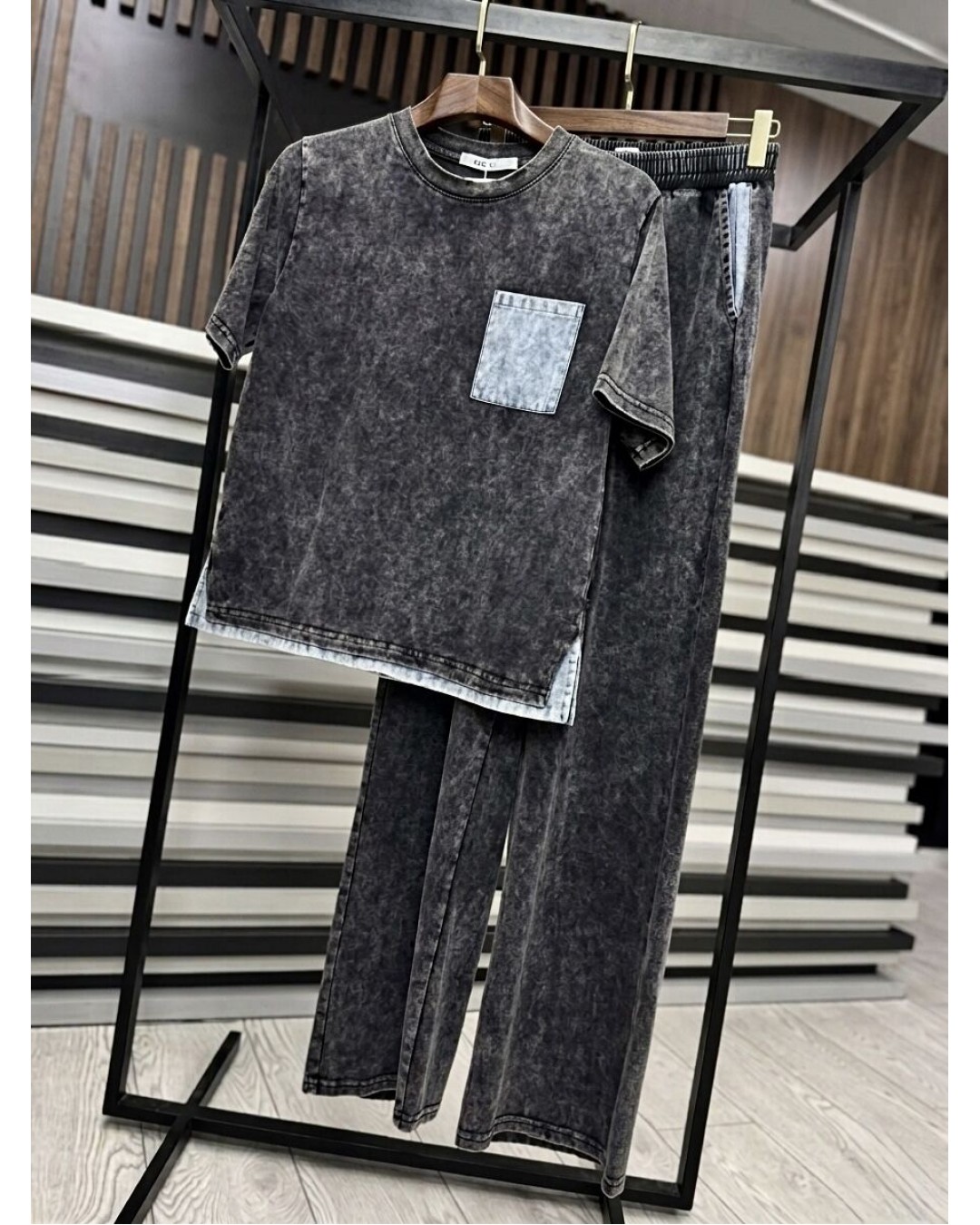 Стильний костюм з футболкою та прямими штанами denim pocket  -  Зображення 2