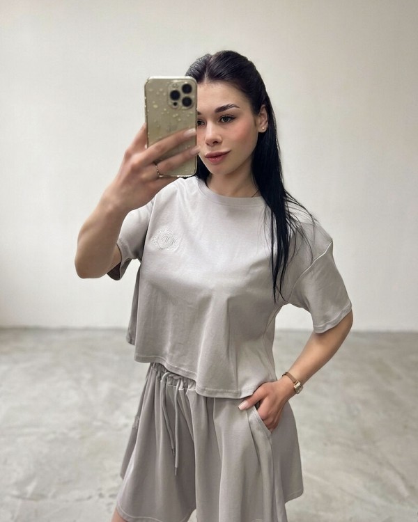 Жіночий літній костюм з короткою футболкою та шортами casual gray suit