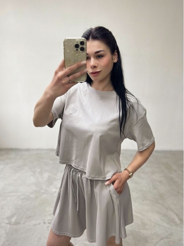 Жіночий літній костюм з короткою футболкою та шортами casual gray suit