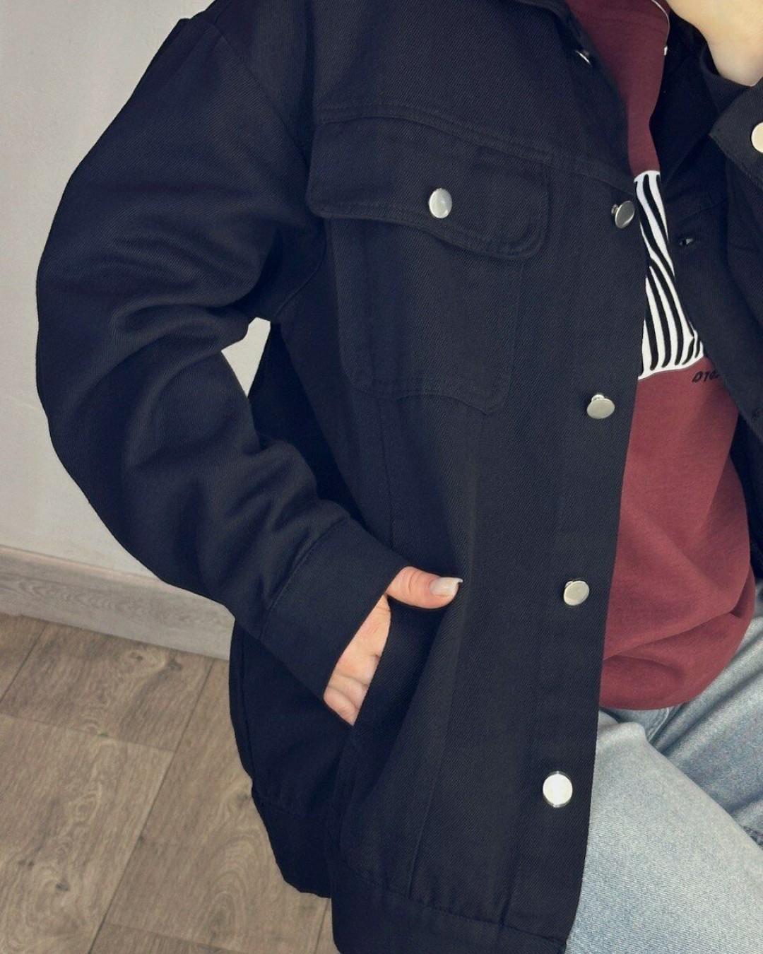 Джинсова куртка зі спущеною лінією плеча black jeans jacket  -  Зображення 2