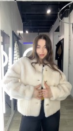 Коротка шуба з натуральної вовни на гудзиках